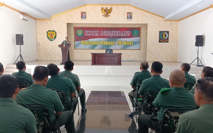 Dandim 0602/Serang Letkol Inf Mulyo Junaidi saat memberikan pengarahan, Senin (18/12)