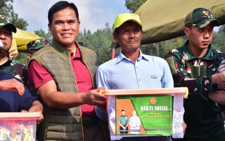 Kasal Laksamana TNI Muhammad Ali memberikan paket bantuan dalam bakti sosial di Bandung, Minggu (17/12)