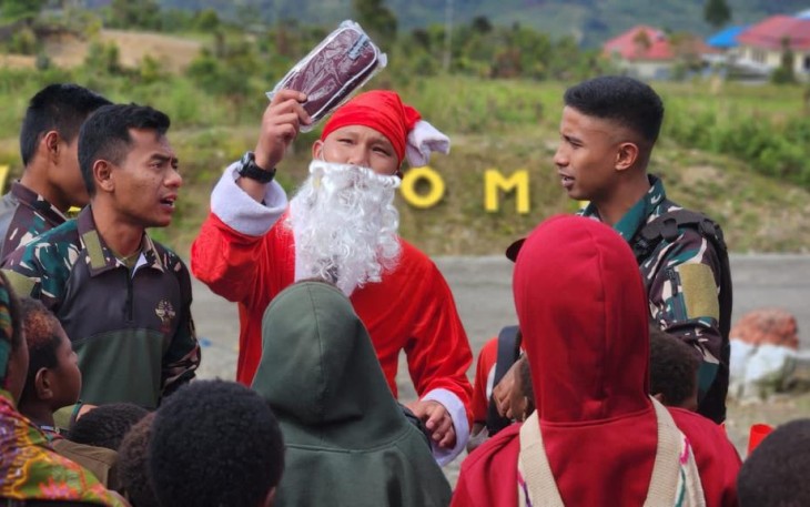 Santa Claus bagikan hadiah untuk warga Holomama