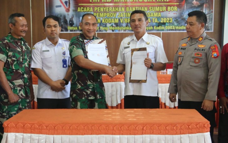 Kasdim 0803/Madiun Mayor Inf Tomy Fedi Anugrahan saat menyerahkan bantuan sumur bor 