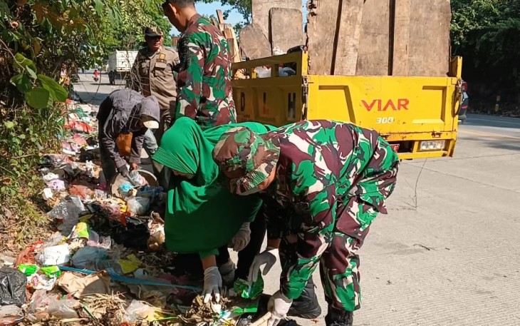 Pembersihan sampah jalan menuju area wisata