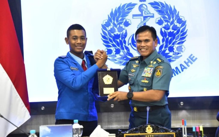 Kasal Laksamana TNI Muhammad Ali memberikan cenderamata siswa Taruna Nusantara 