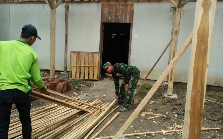 Gotong royong bantu rehab rumah warga desa binaan 