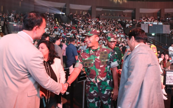 Danrem 052/Wkr Brigjen TNI Putranto Gatot saat memantau pengamanan misa Natal di gereja 