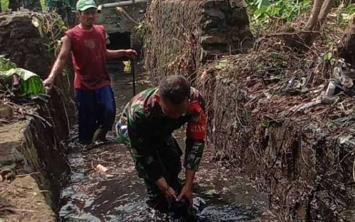 Gotong royong pembersihan lingkungan di wilayah desa binaan 