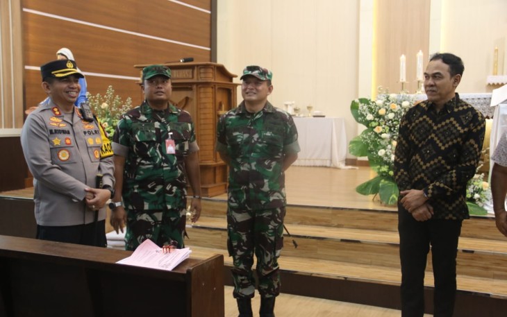 Dandim 0803/Madiun Letkol Inf Meina Helmi saat pengamanan ibadah Natal di gereja 