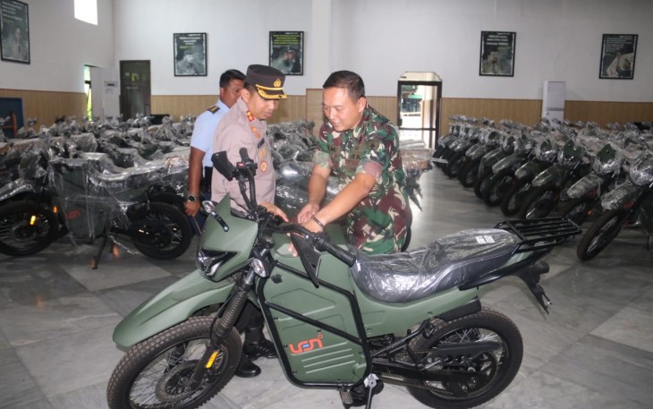 Dandim 0803/Madiun Letkol Inf Meina Helmi saat menerima kunjungan Kapolres Madiun