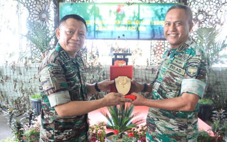 Kasrem 052/Wkr Kolonel Inf Indarto Kusnohadi saat memberikan cenderamata 
