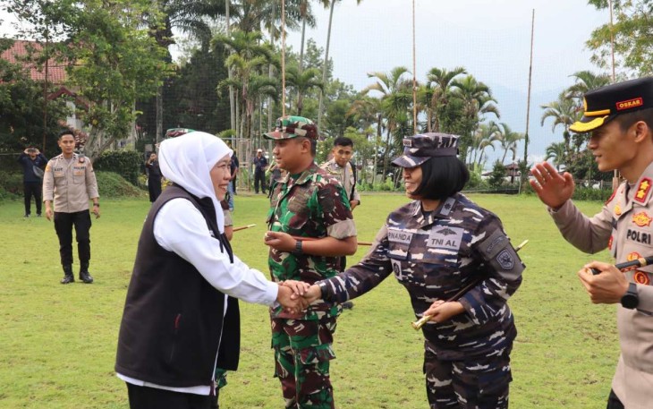 Danlanal Malang Kolonel Laut (KH/W) Rinanda Sintasari saat menyambut kedatangan Gubernur Jatim 