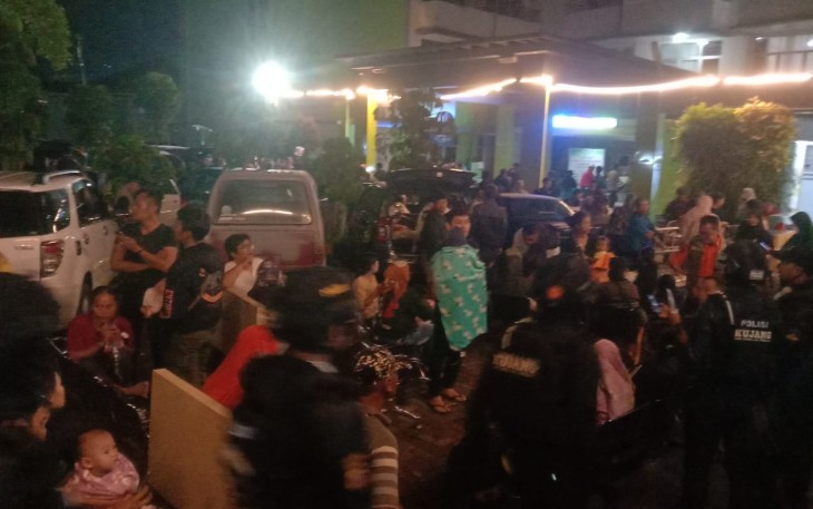 Suasana pengungsian warga dampak gempa di Kabupaten Sumedang, Minggu (31/12)