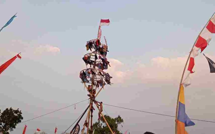 Panjat pinang di bendungan 
