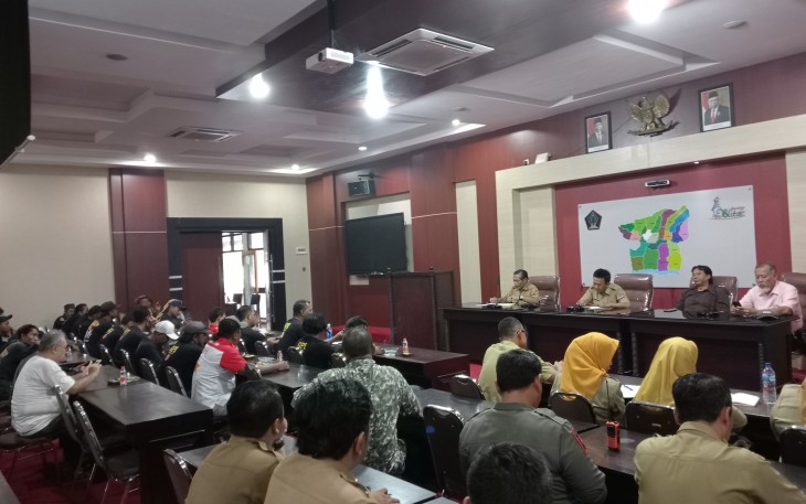 Bupati Blitar Rini Syarifah melalui Inspektorat, Asisten dan Perwakilan OPD Audiensi dengan LSM GPI, Senin 30 Oktober 2023 Bahas Persoalan TP2ID dan Sewa Rumah Dinas Wakil Bupati Blitar. (Foto : Faisal NR / Klikwarta.com)