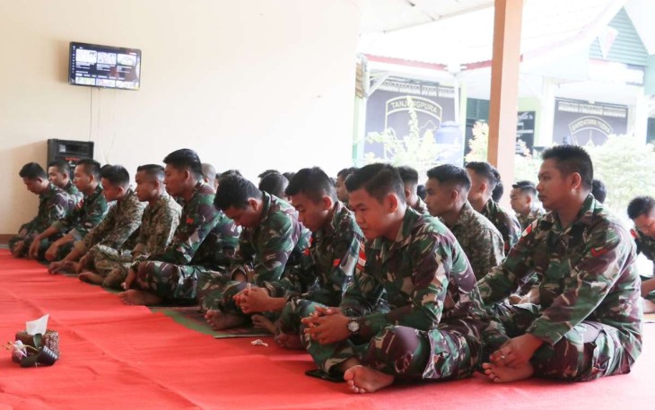 Doa bersama prajurit Satgas Yonif 645/Gty di perbatasan 