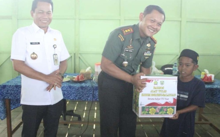 Dandim 1001/HSU-BLG Letkol Inf Dhuwi Hendradjaja saat memberikan bantuan ke warga 