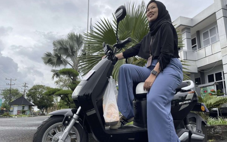 Kendaraan listrik lebih hemat, praktis dan trendy saat dipakai Velika (22) warga jalan Tanjung Pura, Pontianak, Rabu (4/1) 