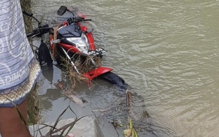 Kendaraan jenis motor roda dua ditemukan di bawah jembatan Desa Tegalsumur, Kecamatan Brati, Kabupaten Grobogan, Jawa Tengah, Jumat (6/1). Pemilik motor tersebut ditemukan dalam kondisi meninggal dunia setelah terseret banjir bandang yang dipicu oleh cuaca ekstrem.