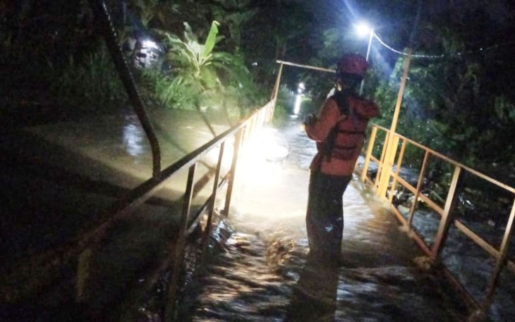 Petugas BPBD Kabupaten Tegal saat memantau ketinggian air sungai