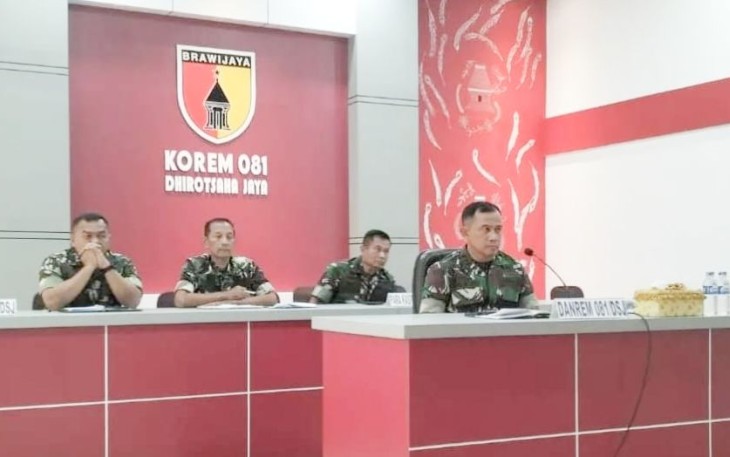 Danrem 081/DSJ Kolonel Inf Deni Rejeki saat berikan instruksi satuan via darling, Selasa (10/1)