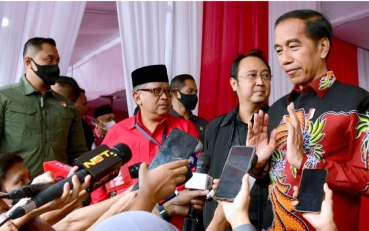 Presiden Joko Widodo memberikan keterangan usai menghadiri acara Peringatan Hari Ulang Tahun (HUT) ke-50 PDI Perjuangan di JIExpo Kemayoran, Jakarta, pada hari Selasa, 10 Januari 2023