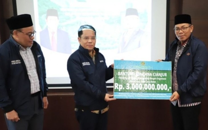 Dirjen Bimas Islam Kamaruddin Amin serahkan bantuan untuk penyintas gempa Cianjur di kantor pusat Kemenag, Jakarta, Rabu (11/1)