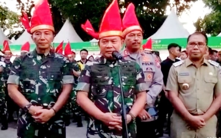 Pangdam XIV Hasanuddin Mayjen TNI Dr Totok Imam Santoso saat mendampingi Kasad 
