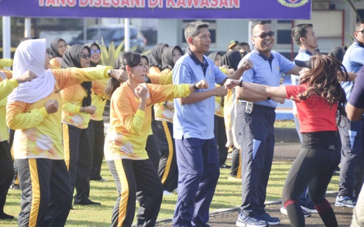 Danlanud Husein Sastranegara Kolonel Pnb I Gusti Putu Setia saat olahraga bersama Yasarini dan Guru Sekolah Angkasa, Sabtu (14/1)