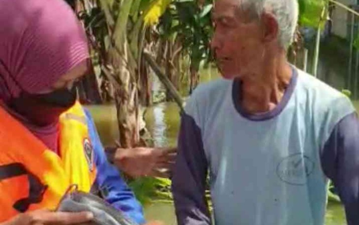 Tenaga kesehatan memberikan pelayanan kesehatan kepada warga terdampak banjir