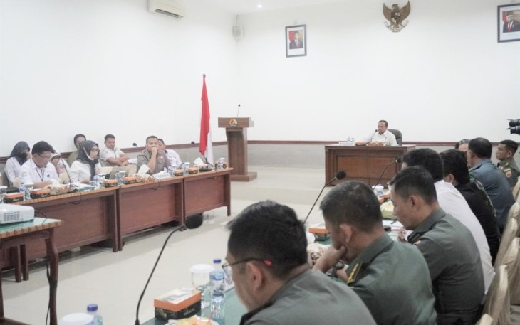 Deputi Bidang Koordinasi Pertahanan Negara' Kemenko Polhukam Mayjen TNI Heri Wiranto saat pimpin rakor Pengendalian Isu Penjualan Pulau Pananggalat Mentawai di Korem 032/Wbr, Padang, Rabu (18/1)
