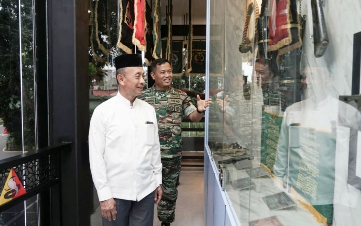 Pangdam Jaya Mayjen TNI Untung Budiharto bersama Jenderal TNI (Pur) Mulyono saat mengunjungi museum Jayakarta, Jum'at (20/1)