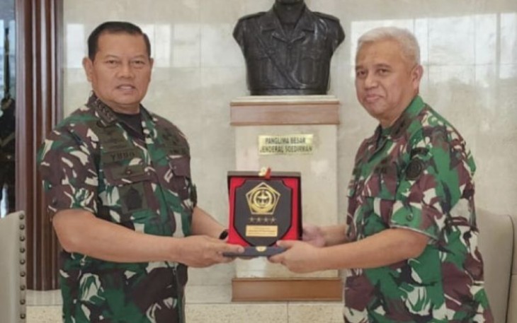 Panglima TNI Laksamana Yudo Margono saat memberikan cenderamata kepada JAM-Pidmil Laksamana Madya TNI Anwar Saadi
