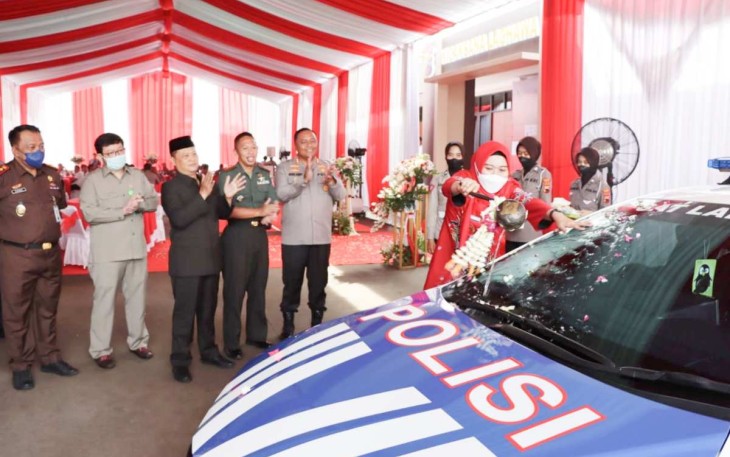 Bupati Demak Dr Eisti'anah saat meresmikan kendaraan Patwal Polres Demak
