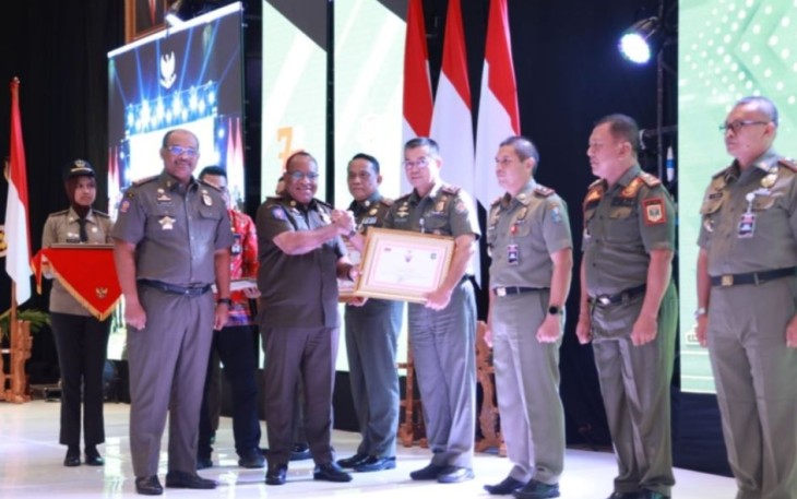 Wamendagri Jon Wempi Wetipo saat memberikan penghargaan 