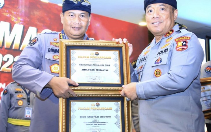 Kabid Humas Polda Jatim Kombes Dirmanto saat menerima penghargaan 