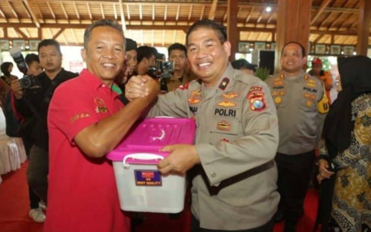 Wakapolda Jatim  Brigjen Pol Slamet Hadi saat memberikan bantuan di Mojokerto 
