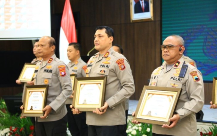 Kapolda Kalteng Irjen Pol Drs Nanang Avianto (kiri) saat menerima penghargaan 