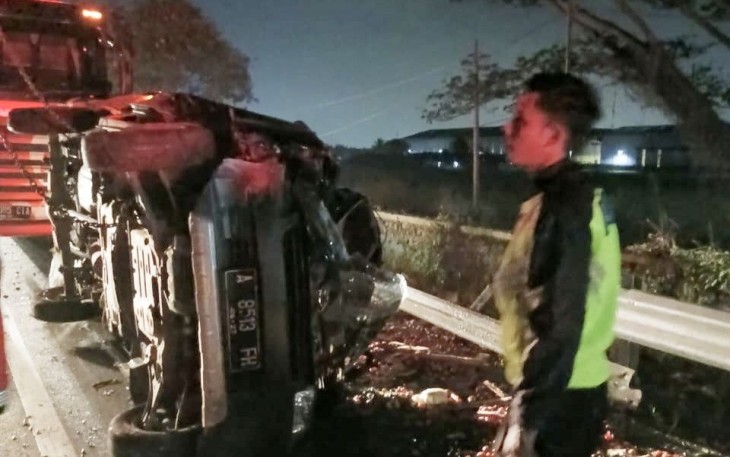 Laka lantas mobil terguling di tol Tangerang Merak