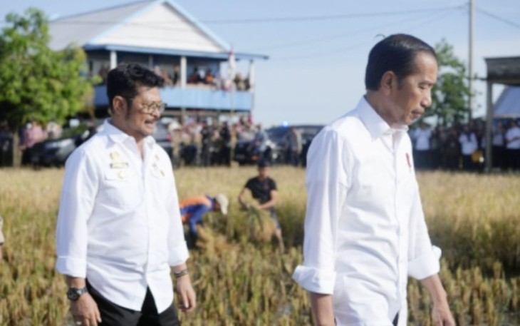 Mentan RI Syahrul Yasin Limpo saat mendampingi presiden Jokowi panen raya padi di Maros Sulsel, Kamis (30/3)