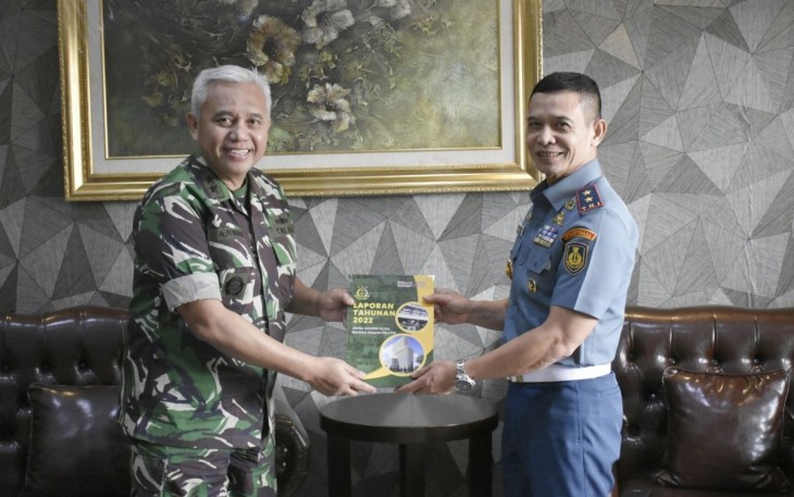 Danpuspomal Brigjen TNI Mar I Made Wahyu Santoso saat menerima cenderamata 