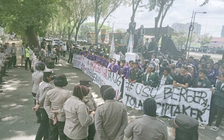 Aksi Unras di Kantor DPRD Sumut