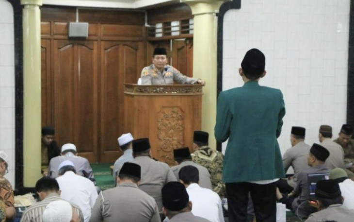 Kapolda Jatim Irjen Pol Toni Harmanto saat Jum'at curhat 