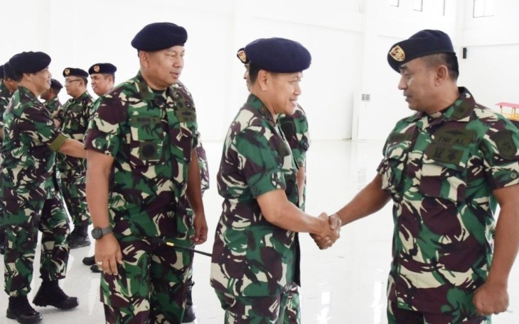 Pangkoarmada III Laksda TNI Agus Hariadi memberikan ucapan selamat kenaikan pangkat prajuritnya 
