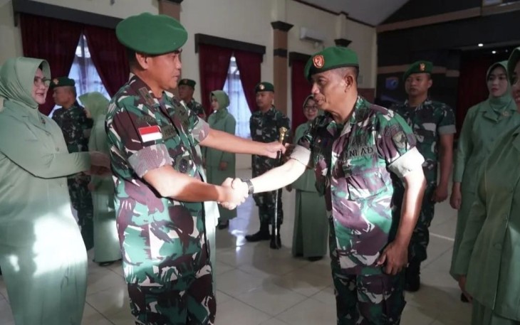 Danrem 121/Abw Brigjen TNI Pribadi Jatmiko memberikan ucapan selamat kenaikan pangkat prajuritnya