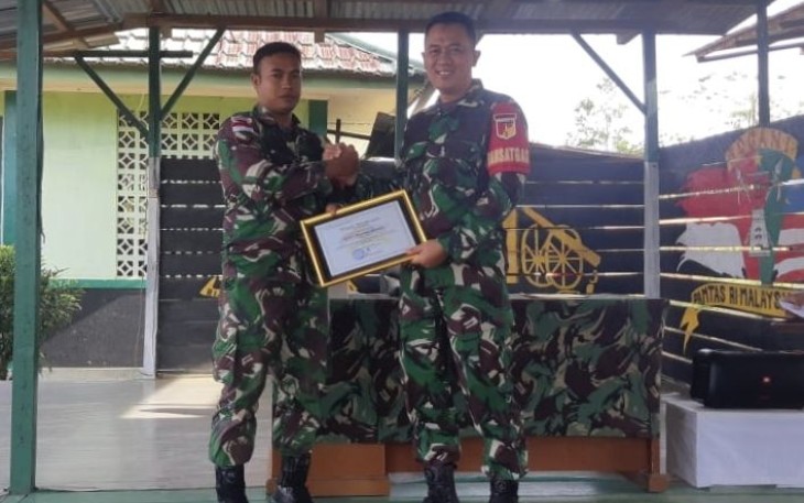 Dansatgas Yonarmed 19/105 Trk Bogani Letkol Arm Edi Yulian Budiargo saat memberikan penghargaan prajuritnya yang berprestasi 