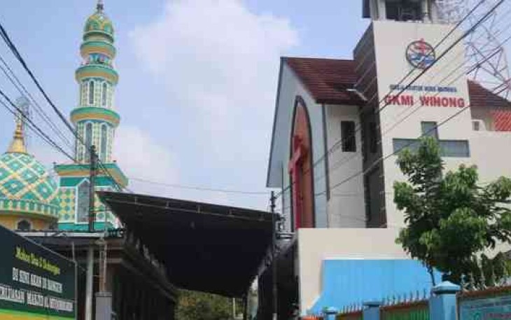 Tampak kanopi yang menyatukan masjid dan gereja di Pati