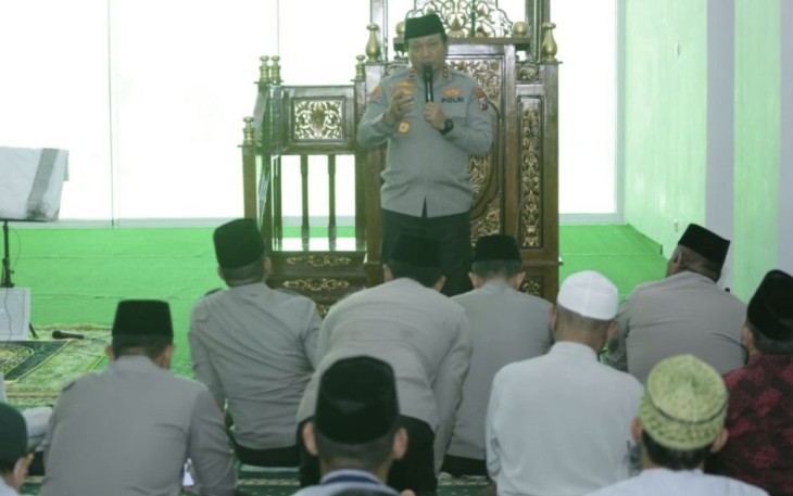Kapolda Jatim Irjen Pol Toni Harmanto saat Jum'at curhat 