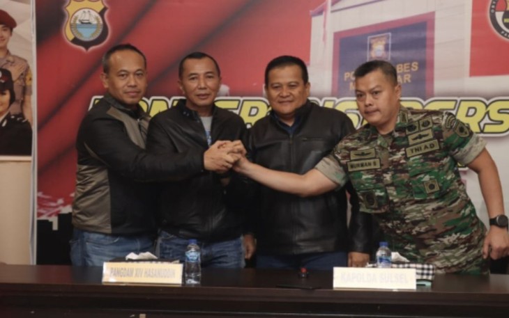 Kapolda Sulsel dan Pangdam beserta jajarannya usai konferensi pers, Jum'at (14/4)