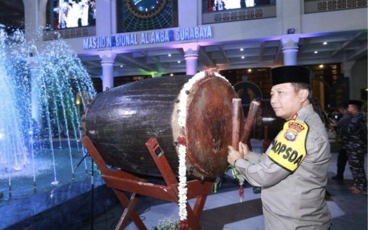 Kapolda Jatim Irjen Pol Toni Harmanto saat tabuh bedug takbir di Masjid Nasional Al-Akbar Surabaya, 