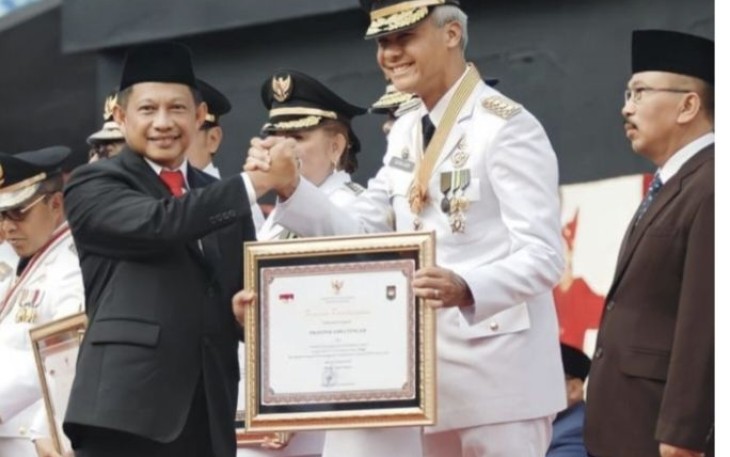 Ganjar Pranowo saat menerima penghargaan dari Mendagri Tito Karnavian di Makassar, Sabtu (29/4)