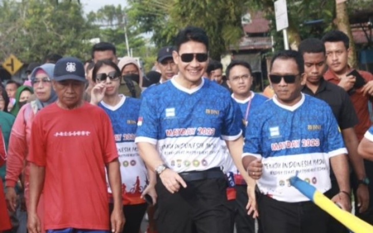 Kapolda Kaltara Irjen Pol Daniel Adityajaya (tengah) saat jalan sehat peringati Hari Buruh Internasional 2023 di Kota Tarakan, Senin (1/5)