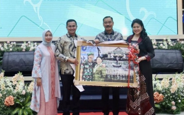 Pangdam XII/Tpr Mayjen TNI Iwan Setiawan memberikan cenderamata 